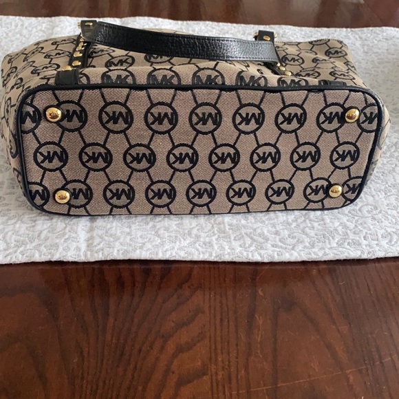 Michael kors purse - Picture 5 of 9